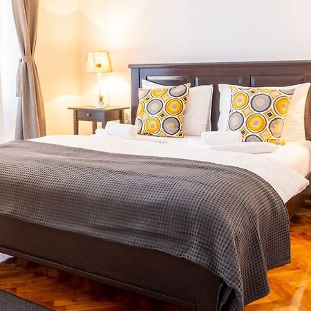 Central And Comfy 2Bdr Apartment Near Parliament Belgrado Buitenkant foto