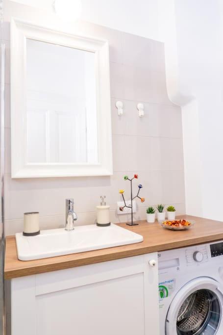 Central And Comfy 2Bdr Apartment Near Parliament Belgrado Buitenkant foto