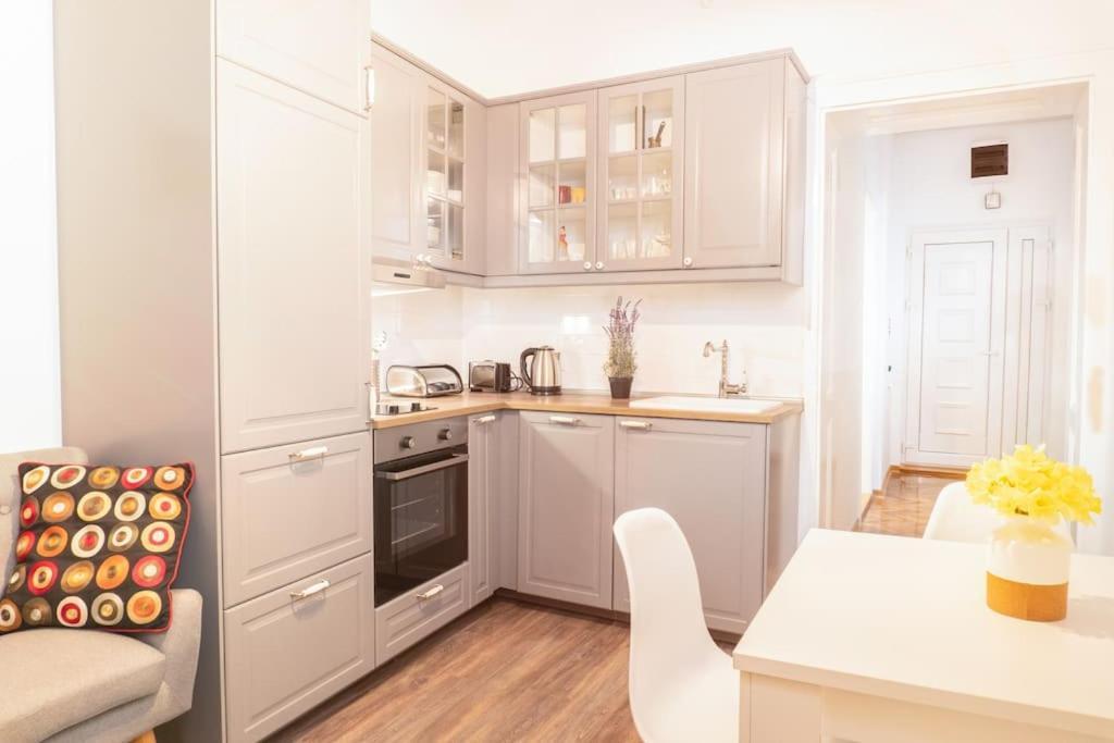 Central And Comfy 2Bdr Apartment Near Parliament Belgrado Buitenkant foto