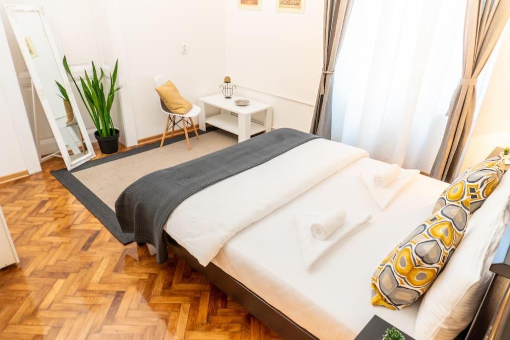 Central And Comfy 2Bdr Apartment Near Parliament Belgrado Buitenkant foto